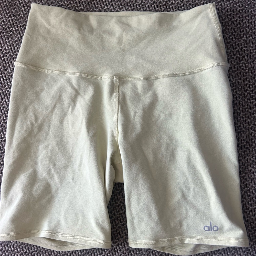 ALO Yoga Women's Light Cream Bike Shorts